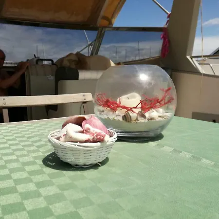 Boat & Breakfast Blue Star Botel
